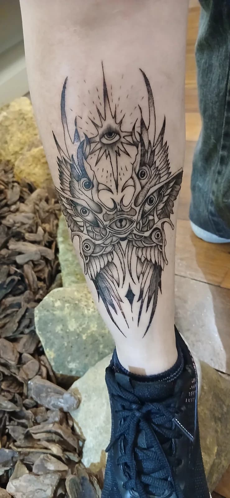 Tatuagem blackwork ornamental na panturrilha.