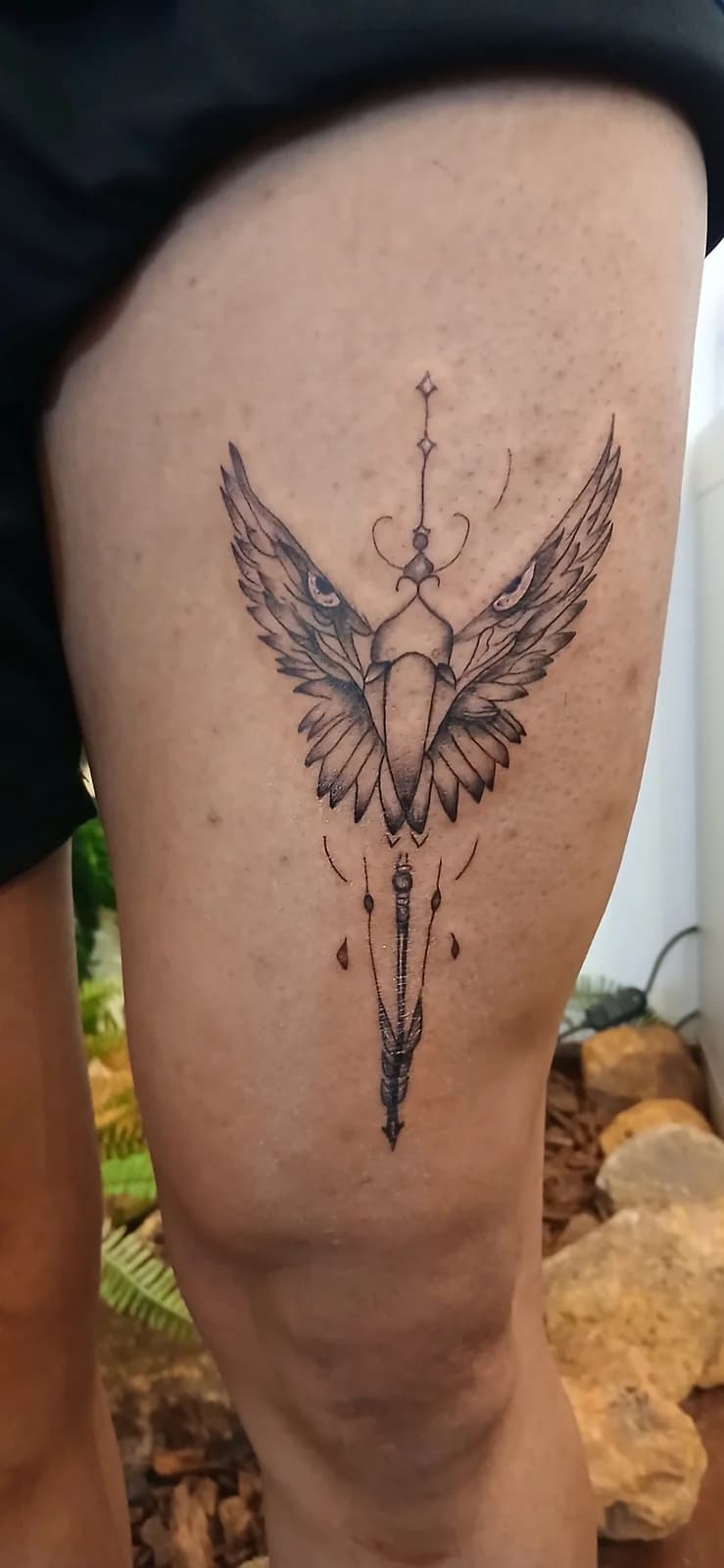 Tatuagem ornamental vertical na perna.