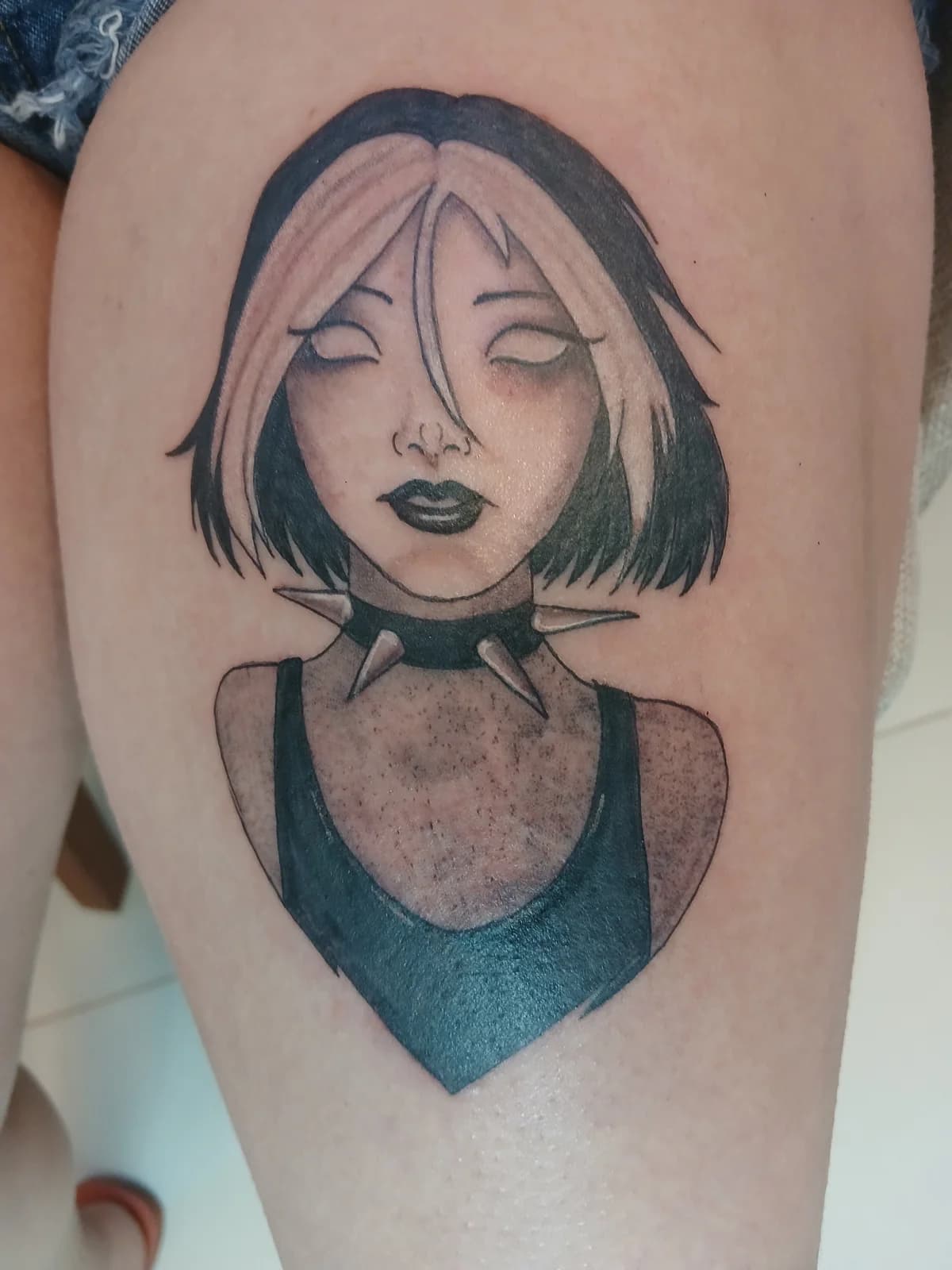 Tatuagem colorida de personagem em estilo autoral.
