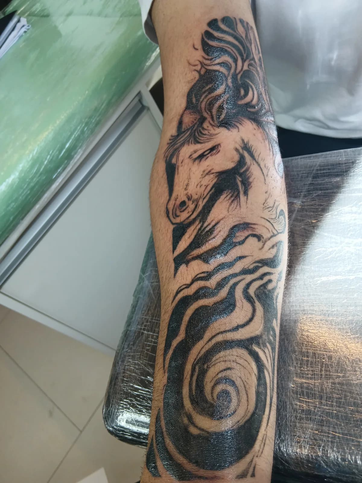 Tatuagem de tigre em blackwork no antebraço.