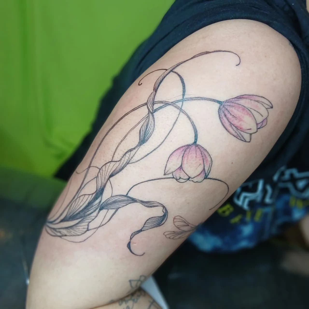 Tatuagem de tulipas em traço fino no braço.